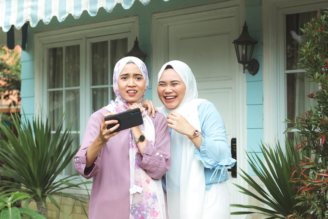 muslim, friends, girls-6580365.jpg